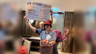 Übergabe des Spendenschecks an die Gute-Laune-Clowns durch den Präsidenten des Rotary Club Auerbach Marco Werner.<br> (Bild: Erich Übler)
