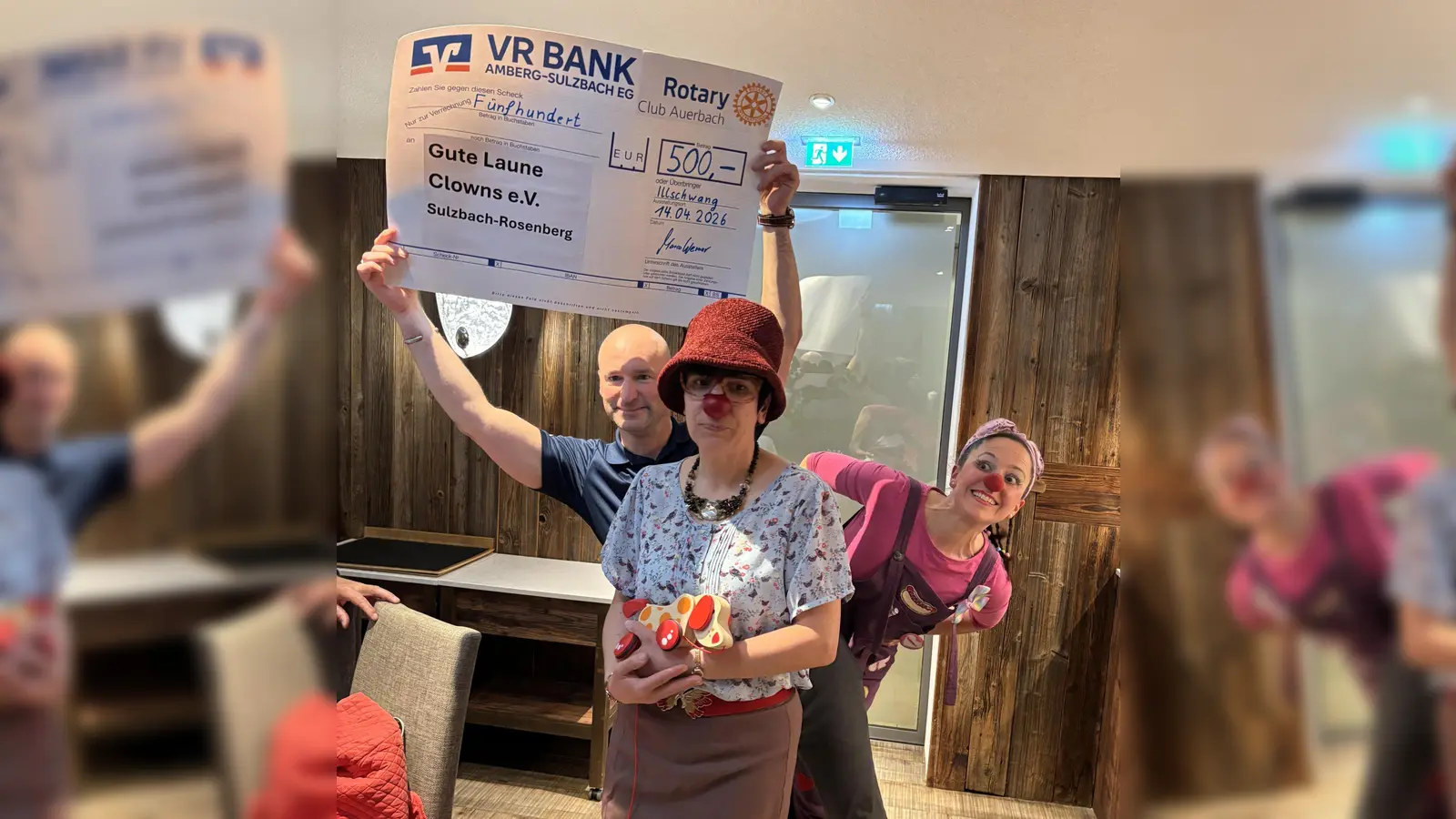 Übergabe des Spendenschecks an die Gute-Laune-Clowns durch den Präsidenten des Rotary Club Auerbach Marco Werner.<br> (Bild: Erich Übler)