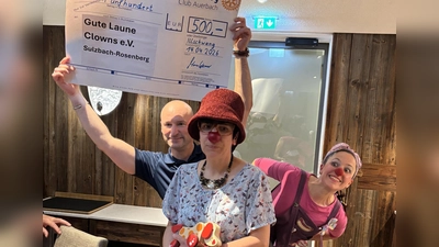 Übergabe des Spendenschecks an die Gute-Laune-Clowns durch den Präsidenten des Rotary Club Auerbach Marco Werner.<br> (Bild: Erich Übler)
