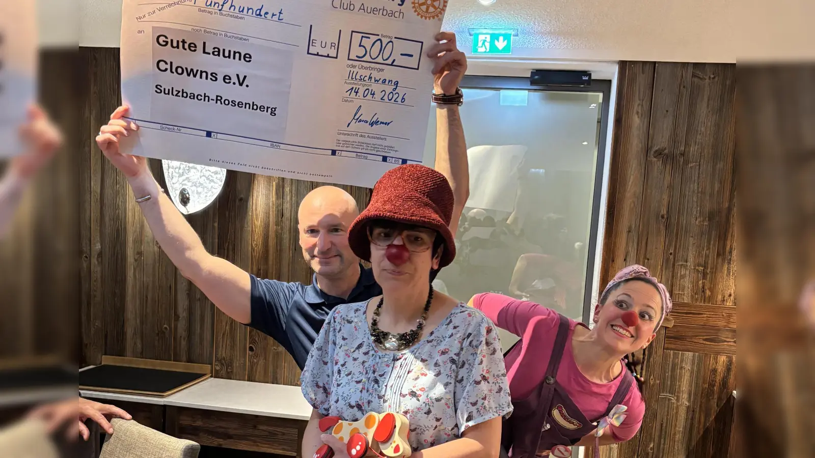Übergabe des Spendenschecks an die Gute-Laune-Clowns durch den Präsidenten des Rotary Club Auerbach Marco Werner.<br> (Bild: Erich Übler)