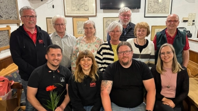 Die abgebildeten Personen übernahmen die Verantwortung beim SPD-Ortsverein Etzenricht: sitzend von links.Arijan Selimi, Monika Waldeck, Ralf Teichmann, Lena Rusch,; stehend von links: Rudolf Teichmann,Franz Cermak, Veronika Eichenmüller, Elke Waldeck, Willi Koegst, Maria Hartwich, Jens Hammer (Bild: Ralf Teichmann )