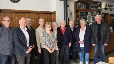 Jubilar Jürgen Roth - 1.Bgm.Eichenmüller - Pfarrer Brügel - Jubilar Richard Prüll - 1.Vors.Bruckner - Kreisvorsitzende Kies-Baldasty - Jubilar Horst Höger - Siegfried Zach - Jubilarin Ingrid Prechtl - und Jubilar Gerhard Scheidler. (Bild: Helmut Bruckner)