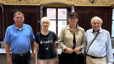 Von links: Richard Götz, Roswitha Schneider, Bürgermeisterin Birgit Barth und Karl Schneider. (Bild: Corinna Geigenmüller)