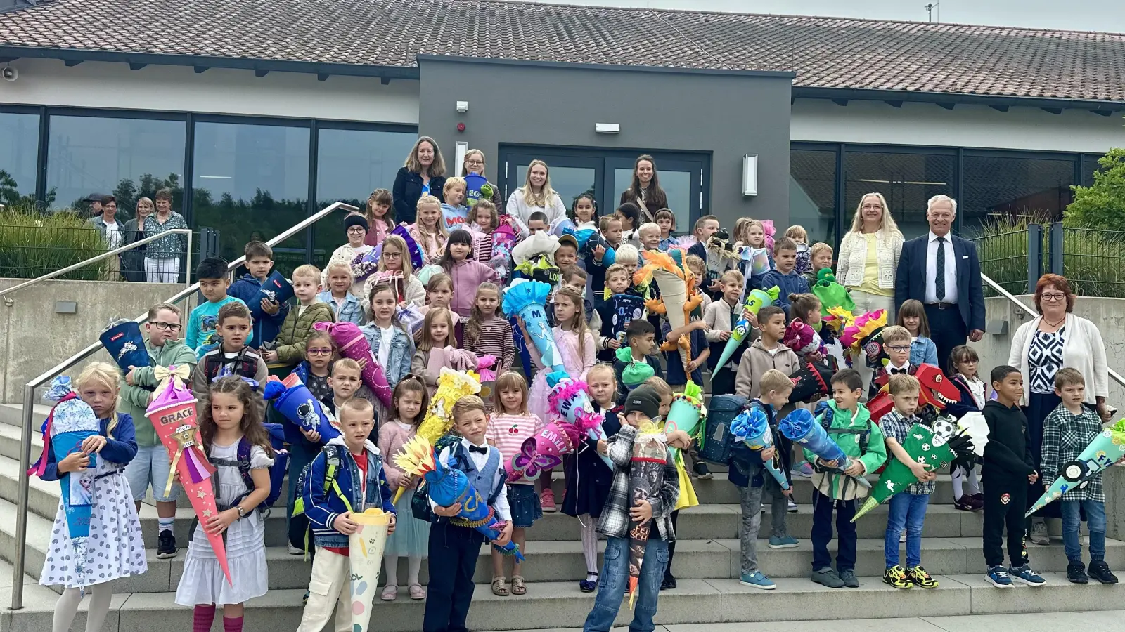 Rektorin Iris Eckert, Bürgermeister Thorsten Grädler und Konrektorin Claudia Neidl hießen die Erstklässler herzlich willkommen. Im Hintergrund die Klassenlehrerinnen. (Bild: Stefanie Gradl)