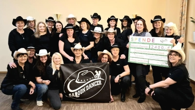 Die Saloon Dancer und Frau Zitzmann bei der symbolischen Spendenübergabe am 23.Januar 2026. (Bild: Kerstin Jelonek)