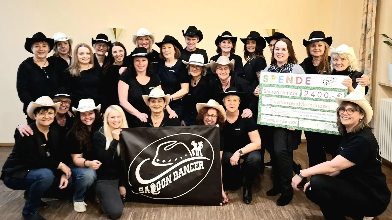 Die Saloon Dancer und Frau Zitzmann bei der symbolischen Spendenübergabe am 23.Januar 2026. (Bild: Kerstin Jelonek)