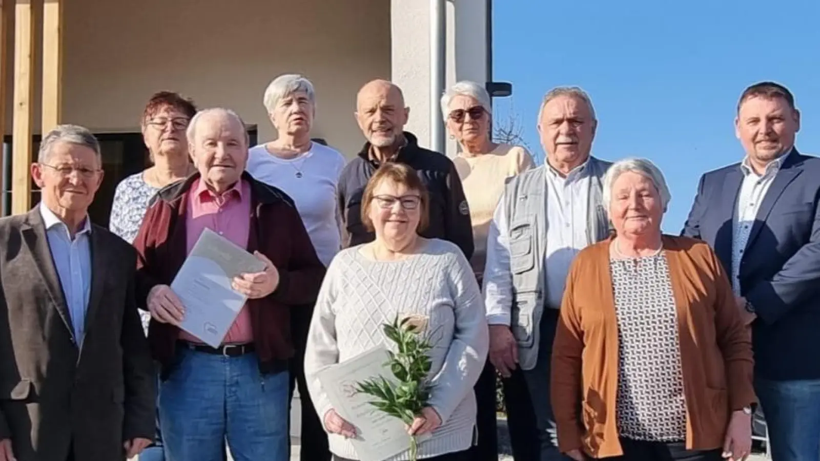 Gruppenfoto Jubilare 1 Reihe v. rechts nach links: Vorsitzende Johanna Ludwig, Jubilarin Edith Stingl, Jubilar Konrad Kraus, Schriftführer Johann Völkl, 2.Reihe: Bürgermeister Markus Ludwig, Jubilare Boris Damzog, Josef Döllinger 3. Reihe: 2.Vorsitzende Bettina Maier, Beisitzerinnen Annemarie Fischer und Christine Hahn. (Bild: Regina Reinl )