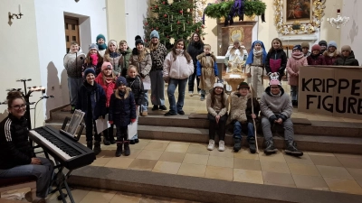 Das Krippenspiel der Kinder und Jugendlichen um Ilona Grötsch-Schraml (Bildmitte hinten) war der Höhepunkt der Kinderchristmette. (Bild: Karl Ziegler)