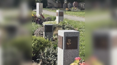 Der Obst-und Gartenbauverein Fürnried &amp; Umgebung pflegt das Urnengrabfeld am Friedhof Fürnried (Bild: Jochen Kellner-Bodendörfer)