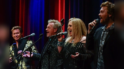 Elvis-Interpret Dennis Jale (links) und die Morris Family aus den Vereinigten Staaten werden auch heuer einen Abend lang die Show „Rocking Christmas” auf die Bühne des Amberger Musikomm bringen.  (Bild: Petra Hartl)