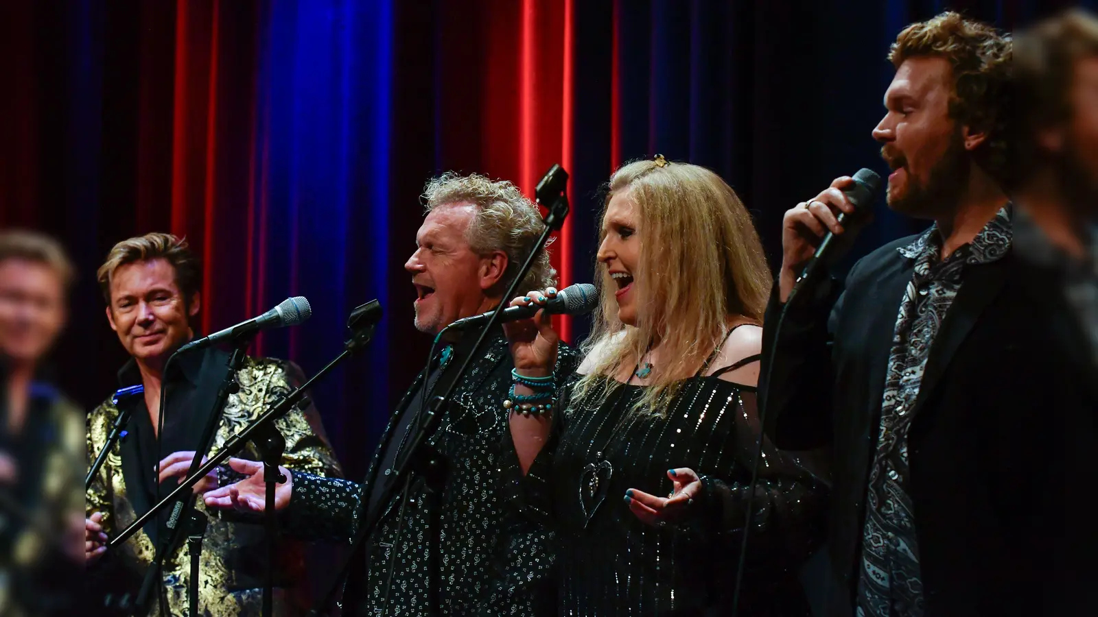 Elvis-Interpret Dennis Jale (links) und die Morris Family aus den Vereinigten Staaten werden auch heuer einen Abend lang die Show „Rocking Christmas” auf die Bühne des Amberger Musikomm bringen.  (Bild: Petra Hartl)