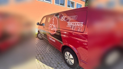 Der Teambus der Clubdamen vor dem Sportheim in Neustadt. (Bild: Florian Dötsch)