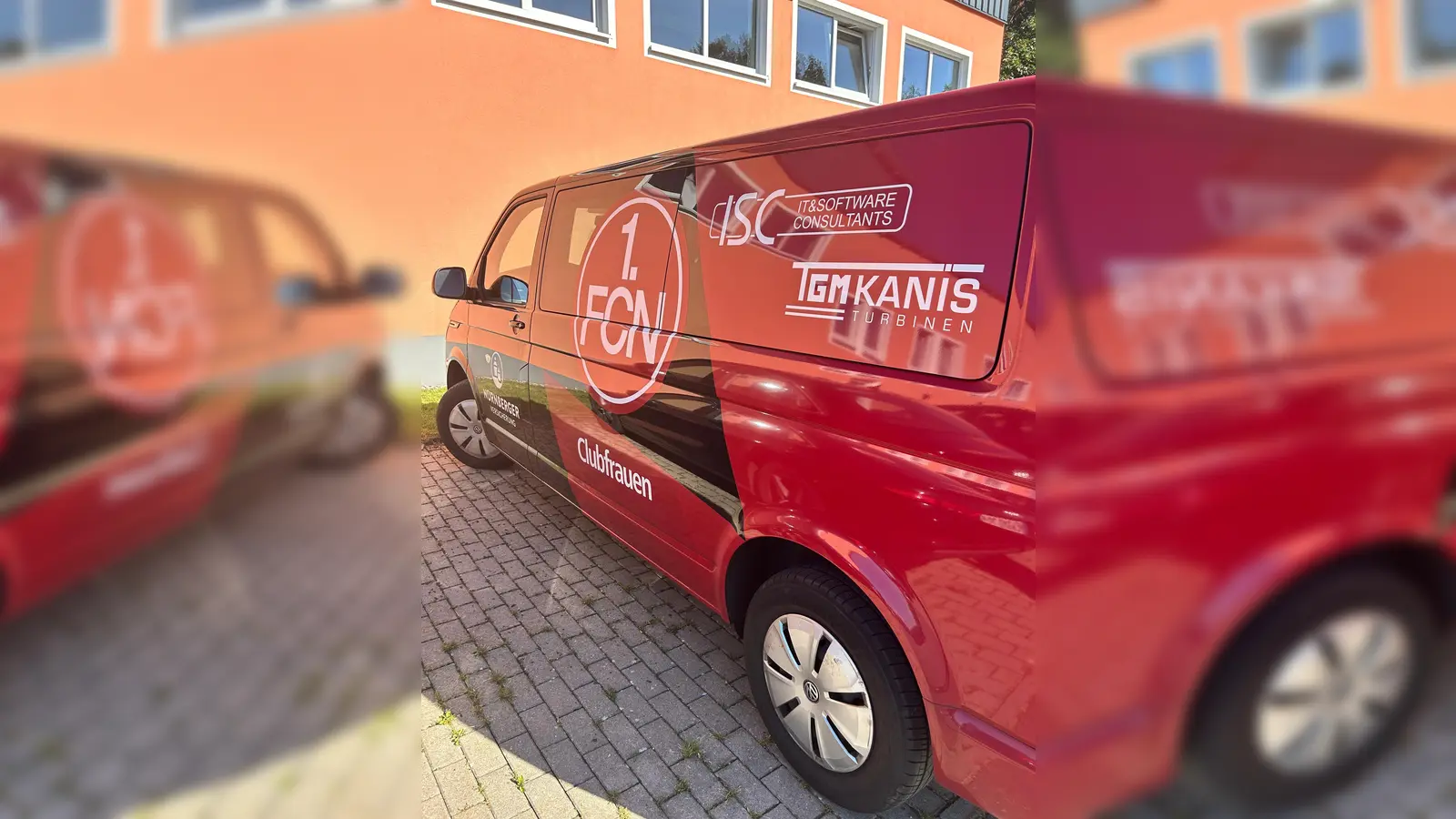 Der Teambus der Clubdamen vor dem Sportheim in Neustadt. (Bild: Florian Dötsch)