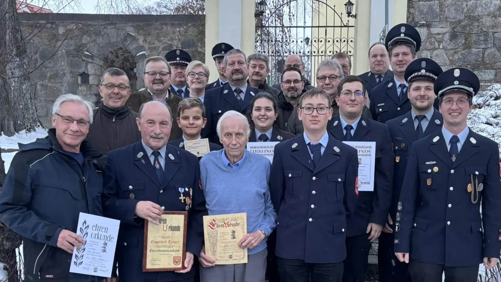 Die Geehrten und Beförderten der Feuerwehr Hohenthan mit (4. v. l.) 1. Bürgermeister Alfred Stier und 2. Vorstand Gerhard Völkl sowie (v. r.) 1. Kommandant Marco Frank, 1. Vorstand Patrick Mauerer und stellvertretenden Kommandanten Christian Walter. (Bild: Dominik Göhl)