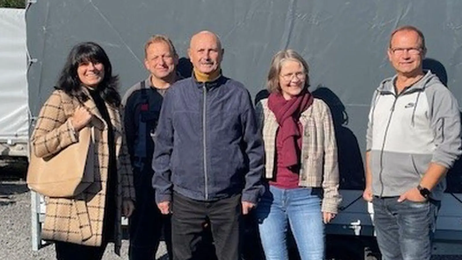 Bei der Abholung des Fahrradanhängers bei KFZ-Weber Waldsassen Von links: Karin Sieber (Fachberatung Verkehrserziehung), Josef Weber (KFZ-Meisterwerkstatt), Walter Landgraf (1. Vorsitzender Kreisverkehrswacht TIR), Martina Puff (Schulamtsdirektorin Martina Puff), Jürgen Jaspers (2. Vorsitzender Kreisverkehrswacht TIR). (Bild: Fabian Polster)