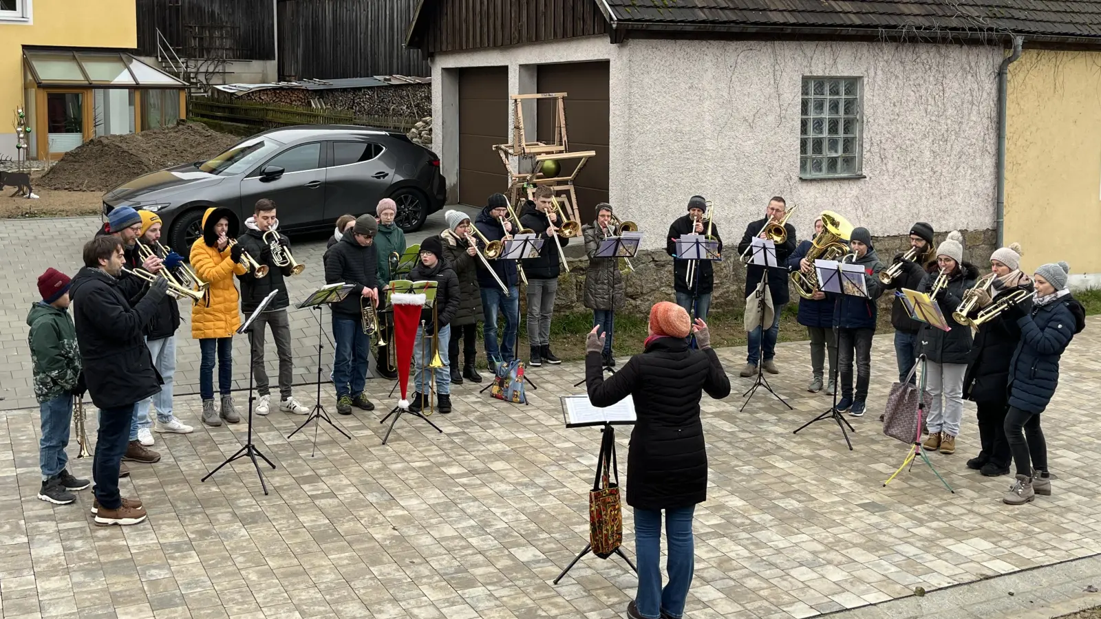 Posaunenchor Kirchendemenreuth mit 5 Jungbläsern. (Bild: Ilse Hauer)