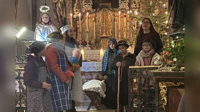 Krippenspiel mit Gesangseinlage von Emma Wittmann (Bild: Nicole Schusser-Schindler)