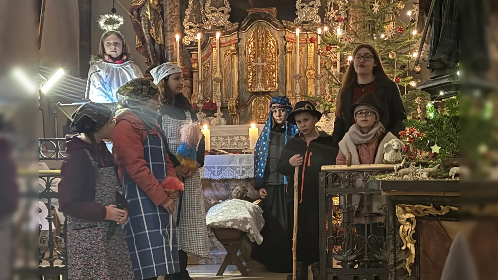 Krippenspiel mit Gesangseinlage von Emma Wittmann (Bild: Nicole Schusser-Schindler)