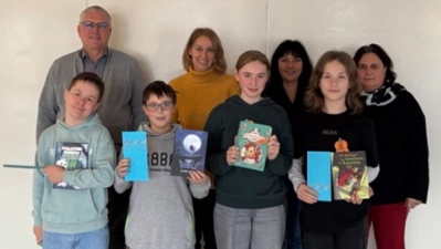 Das Bild zeigt die Teilnehmer und die Jury des VorlesewettbewerbS: (Bild: Oliver Fröhlich)