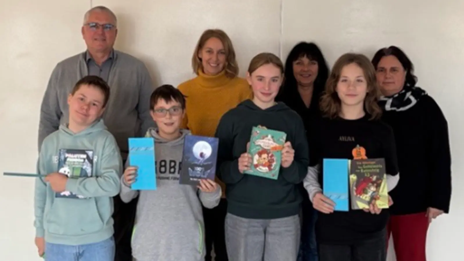 Das Bild zeigt die Teilnehmer und die Jury des VorlesewettbewerbS: (Bild: Oliver Fröhlich)