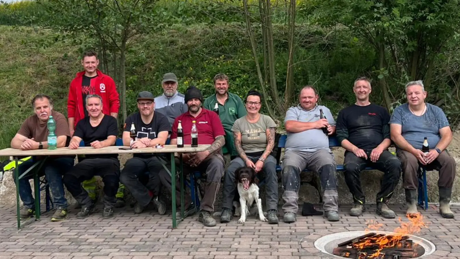 Gruppenfoto nach getaner Arbeit beim Bau des Grillplatzes (Bild: Markus Melzner)