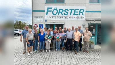 Die Teilnehmer der Betriebsbesichtigung vor dem Verwaltungsgebäude; ganz links Geschäftsführer Daniel Weidner; 4te von links Projektleiterin Manuela Weiß; 5ter von rechts VdK Vorstand Manfred Ruppert (Bild: Manfred Ruppert)