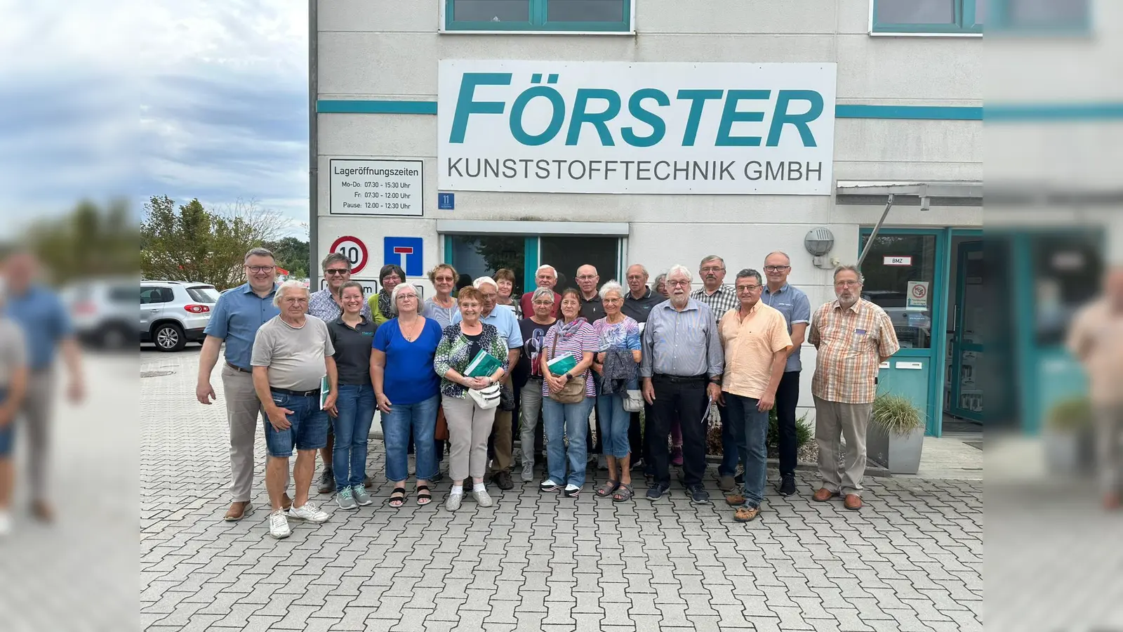 Die Teilnehmer der Betriebsbesichtigung vor dem Verwaltungsgebäude; ganz links Geschäftsführer Daniel Weidner; 4te von links Projektleiterin Manuela Weiß; 5ter von rechts VdK Vorstand Manfred Ruppert (Bild: Manfred Ruppert)