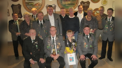 Von links stehend: Alfred Forster (1. Schützenmeister Sorghof); Luise Stubenvoll, Oswald Bönisch (beide Ehrung für 50 Jahre), Helmut Schöpf (Ehrung für 40 Jahre); 1. Bürgermeister Hans-Martin Schertl; Fitz Seegerer (stell. Gauschützenmeister und Schützenmeister Vilseck); Wolfgang Ringer (Ehrung für 50 Jahre); Markus Schinhammer (Ehrung Silbernes Ehrenzeichen des OSB); Marion Siekiera (Ehrung für 40 Jahre); Georg Burger (Ehrung für 50 Jahre); Tobias Schmidt (Ehrung Verdienstkreuz in Silber des OSB und Vereinsmeister Luftgewehr); sitzend von links: Gauehrenschützenmeister Wolfgang Moll; Erich Roppert (Schützenkönig und Gewinner Pokal Bestes Blattl); Vince Teichert (Jugendkönig); 1. Schützenmeister Karl-Heinz Schöpf. (Bild: Karl-Heinz Schöpf)