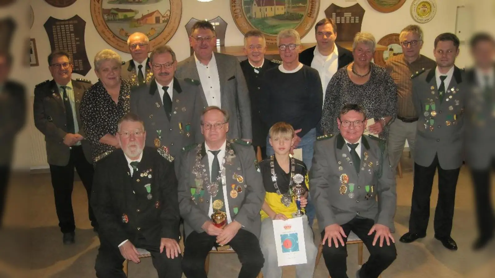 Von links stehend: Alfred Forster (1. Schützenmeister Sorghof); Luise Stubenvoll, Oswald Bönisch (beide Ehrung für 50 Jahre), Helmut Schöpf (Ehrung für 40 Jahre); 1. Bürgermeister Hans-Martin Schertl; Fitz Seegerer (stell. Gauschützenmeister und Schützenmeister Vilseck); Wolfgang Ringer (Ehrung für 50 Jahre); Markus Schinhammer (Ehrung Silbernes Ehrenzeichen des OSB); Marion Siekiera (Ehrung für 40 Jahre); Georg Burger (Ehrung für 50 Jahre); Tobias Schmidt (Ehrung Verdienstkreuz in Silber des OSB und Vereinsmeister Luftgewehr); sitzend von links: Gauehrenschützenmeister Wolfgang Moll; Erich Roppert (Schützenkönig und Gewinner Pokal Bestes Blattl); Vince Teichert (Jugendkönig); 1. Schützenmeister Karl-Heinz Schöpf. (Bild: Karl-Heinz Schöpf)