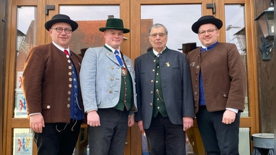 Von links: 1. Vorsitzender Andreas Götz, Gauvorplattler Maximilian Wichmann, Ehrenmitglied Richard Rupprecht, 2. Vorsitzender Johannes Trenz. (Bild: Leonie Friedl)