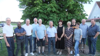 Die alte und neue Vereinsführung der Pittersberger Gartler mit ihren steten Unterstützern. Von links: Dritter Bürgermeister Michael Götz, Pfarrer Sagai, Schriftführer Jürgen Damm, Gerätewart Eduard Helldörfer, erster Vorsitzender Gerhard Büchold, Kassenchef Gustav Meierhofer, die Beisitzerinnen Angela Bias und Iris Habinger, Kassenprüfer Markus Beer, Beissitzerin Simone Beer sowie Herbert Raß als Kassenprüfer und Hans Kolbeck als Vize-Chef des Vereins. Ihre Device: Froh gelaunt die weiteren vier Jahre anpacken! (Bild: Michael Götz)