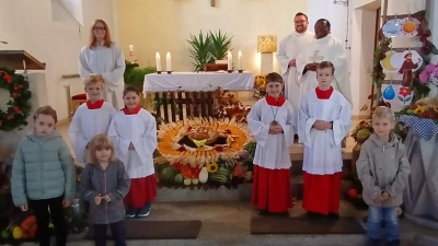 Die Kinder gestalteten mit Pfarrer Dr. Basil Bazir, Gemeindereferent Benedikt Eckert und Praktikantin Verena Völkl einen Familiengottesdienst in der Filialkirche Tröbes. (Bild: Gerlinde Rom)