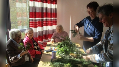 Im Caritas-Marienheim wird altes Brauchtum gepflegt: Palmbüschel binden. (Bild: Daniela Donhauser)