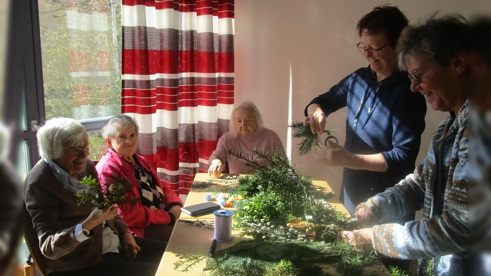 Im Caritas-Marienheim wird altes Brauchtum gepflegt: Palmbüschel binden. (Bild: Daniela Donhauser)