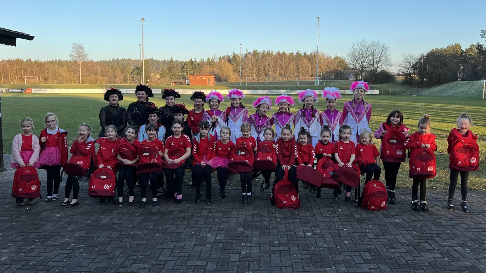 Die Tanzgarden der SpVgg mit den neuen Rucksäcken. (Bild: Oliver Schmidt)