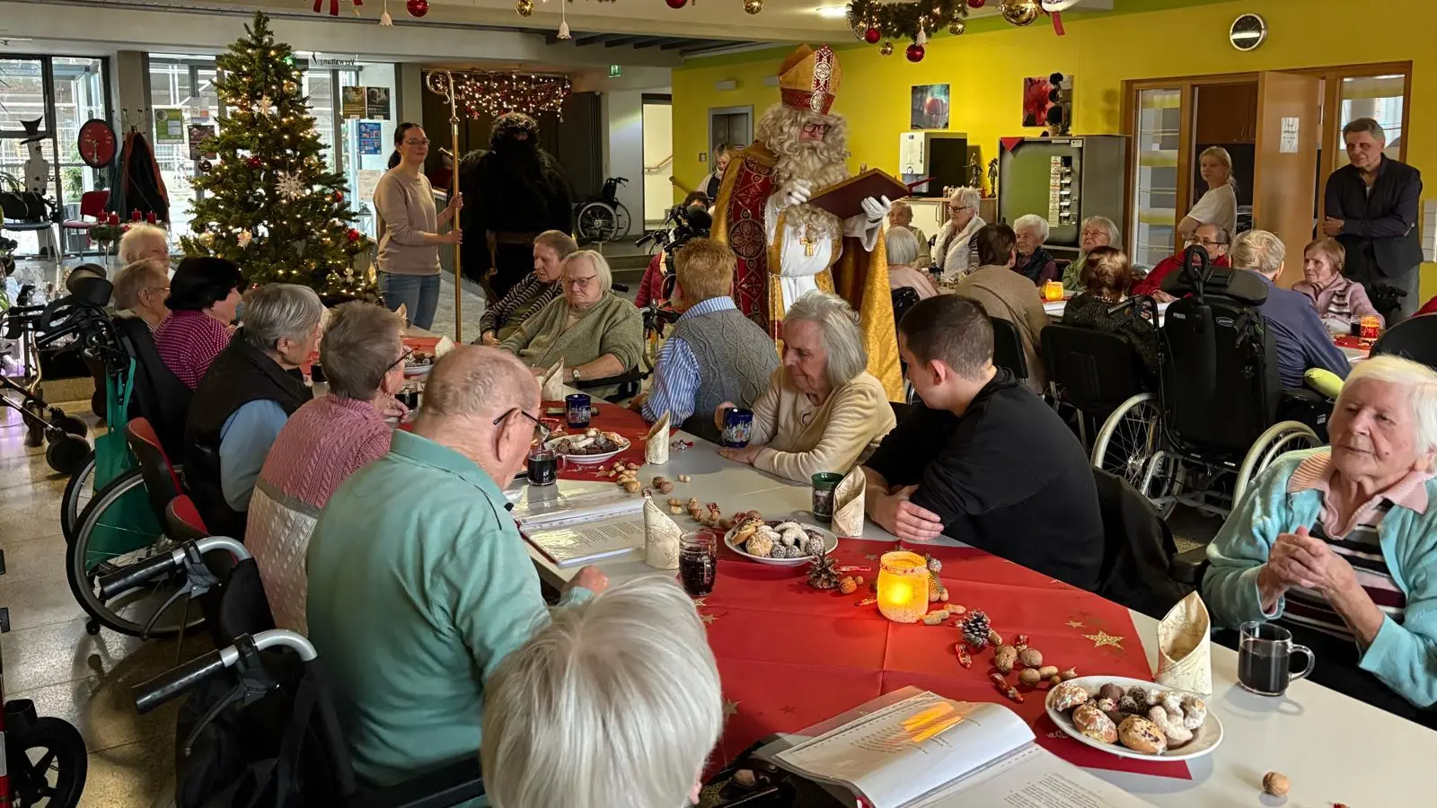Hoher Besuch: Der Nikolaus war mit Knecht Ruprecht im BRK-Seniorenzentrum „Haus Mühlbühl” (Bild: Thomas Schrems)