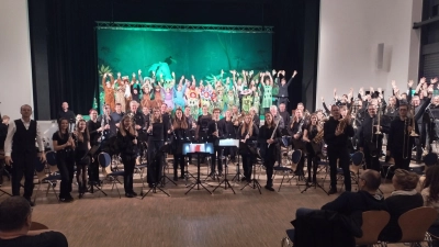 Freude nach der gelungenen Aufführung des Musicals Wimba in der Erbendorfer Stadthalle (Bild: Jessica Müller)