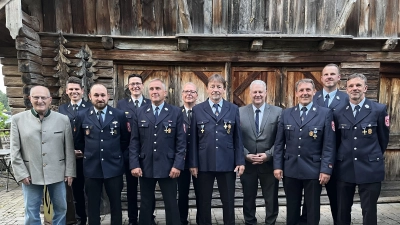 Von links: 3. Bürgermeister Hubert Blödt, KBM Dominik Ernst, Sebastian Gassner, KBI Armin Daubenmerkl, Markus Leitl, KBR Christof Strobl, Bernhard Schißlbauer, Landrat Richard Reisinger, Thomas Birner, Paul Dirschka, Armin Gebhardt. (Bild: Christine Hollederer)