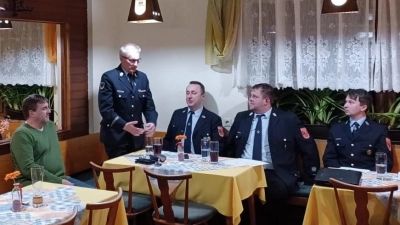 von links Bürgermeister Ewald Plössner, KBM Reiner Kopp, zweiter und erster Kommandant Rudi Stopfer und Markus Helldörfer, Vorstand Matthias Friedl. (Bild: Manfred Schaller)