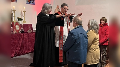Pfarrerin Monika Arweck und Pfarrer Michael Jakob segneten die Paare am Valentinstag in der Kirche St. Konrad  (Bild: Heidi Kurz)