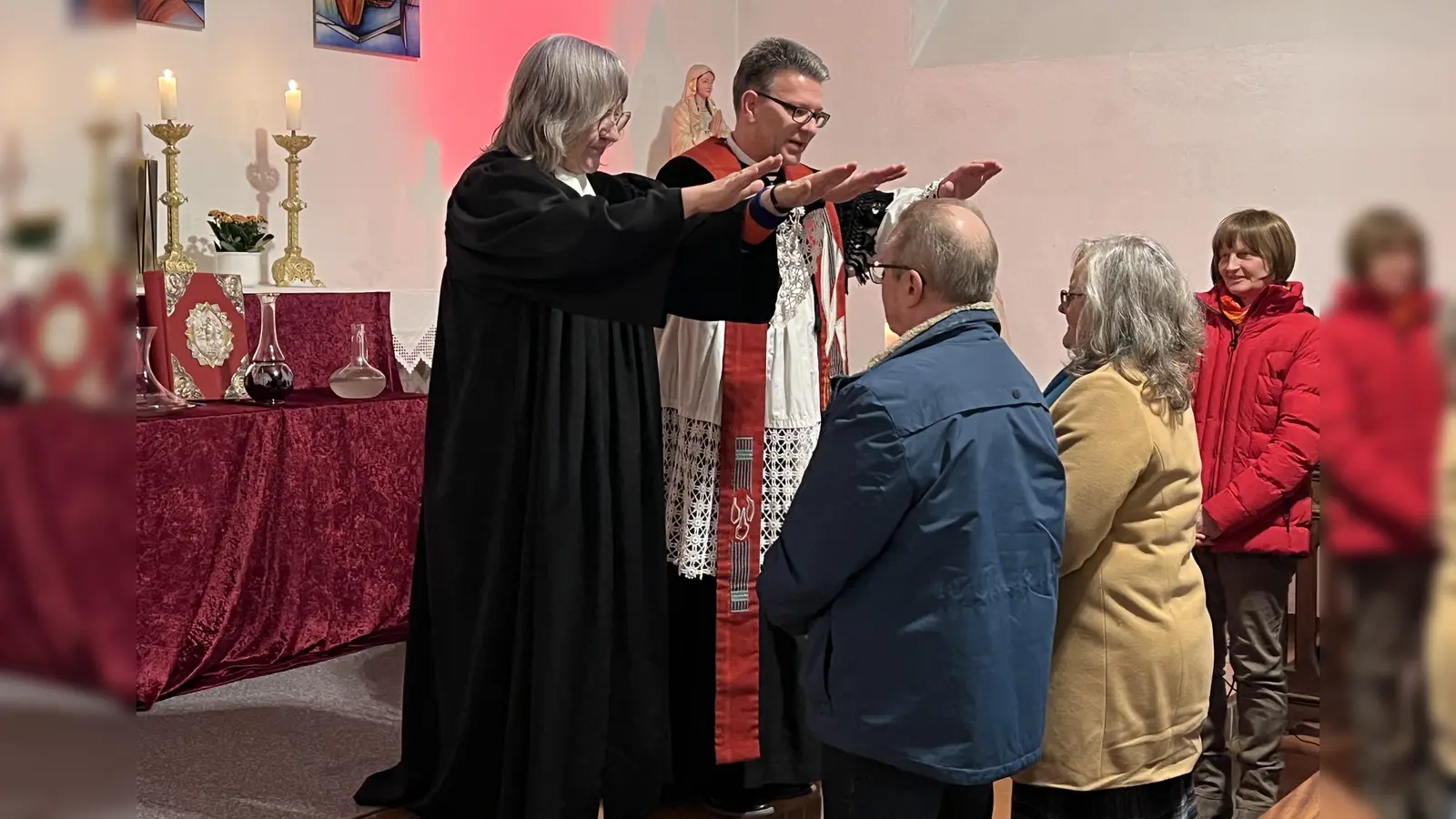 Pfarrerin Monika Arweck und Pfarrer Michael Jakob segneten die Paare am Valentinstag in der Kirche St. Konrad  (Bild: Heidi Kurz)