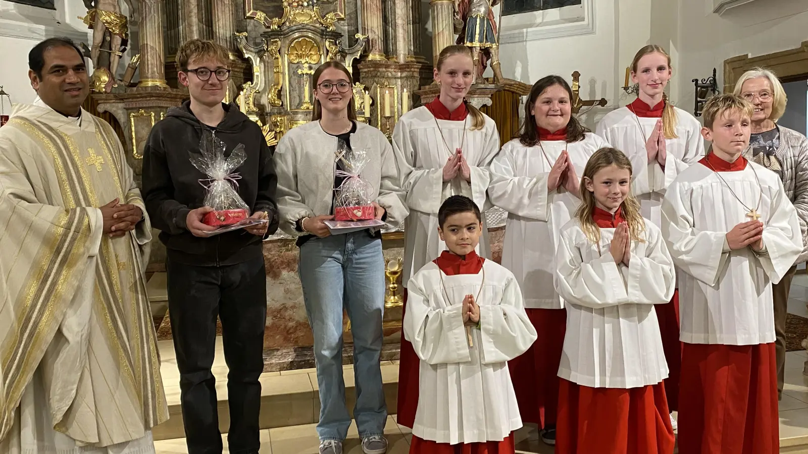 vorne: Lukas Rodriguez, Lina Ringer, Tim Lautenschlager hinten: Pfarrer Benny Joseph, Ben Stock, Emma Apfelbacher, Eva Eglmeier, Sophia Sternkopf, Lena Eglmeier und Irmgard Harrer (Bild: Irmgard Harrer)