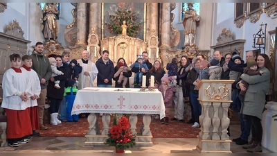 Ministranten und Pfarrer Herbert Rösl mit den Täuflings-Familien (von links). (Bild: Herbert Rösl)