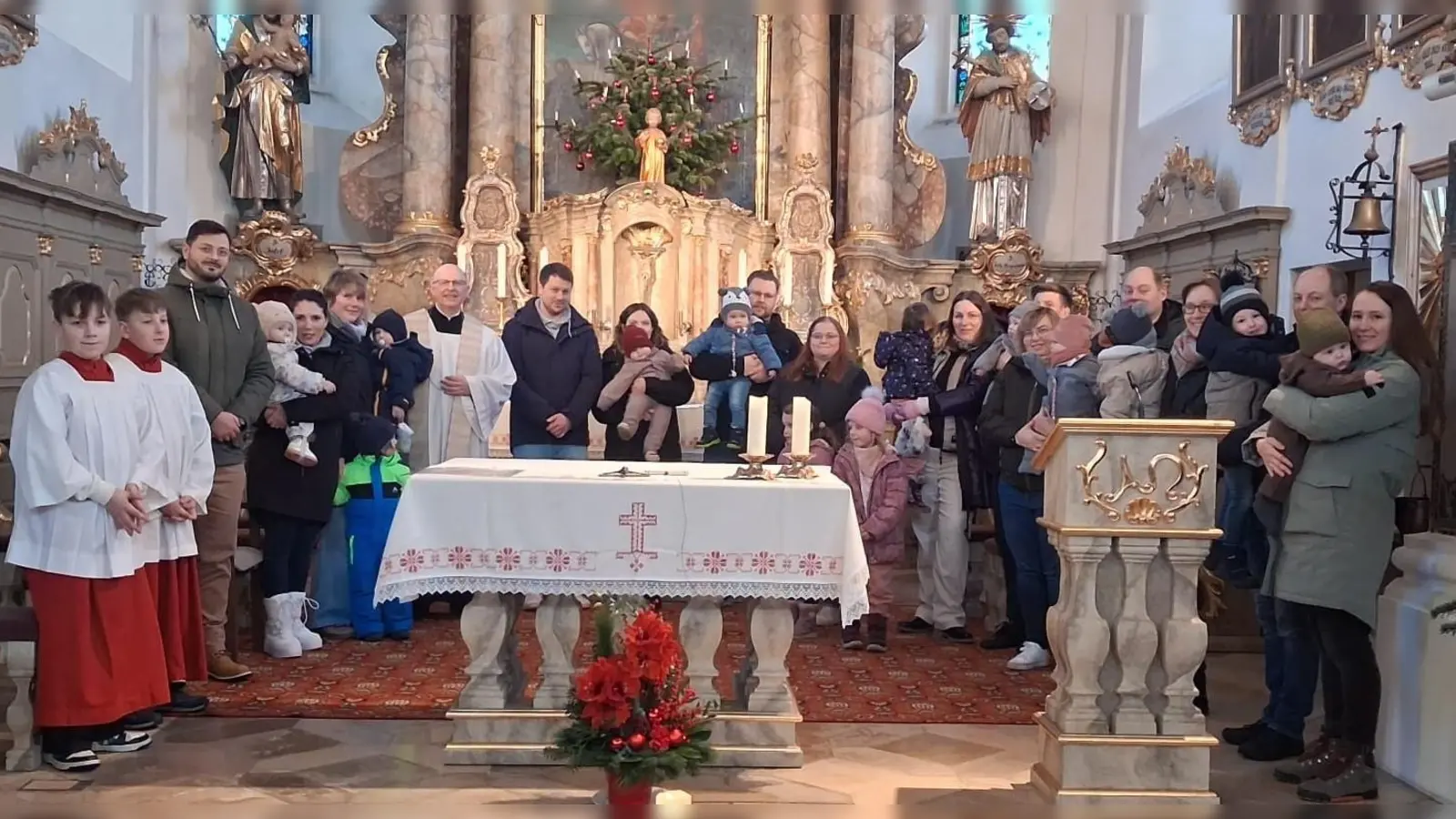 Ministranten und Pfarrer Herbert Rösl mit den Täuflings-Familien (von links). (Bild: Herbert Rösl)