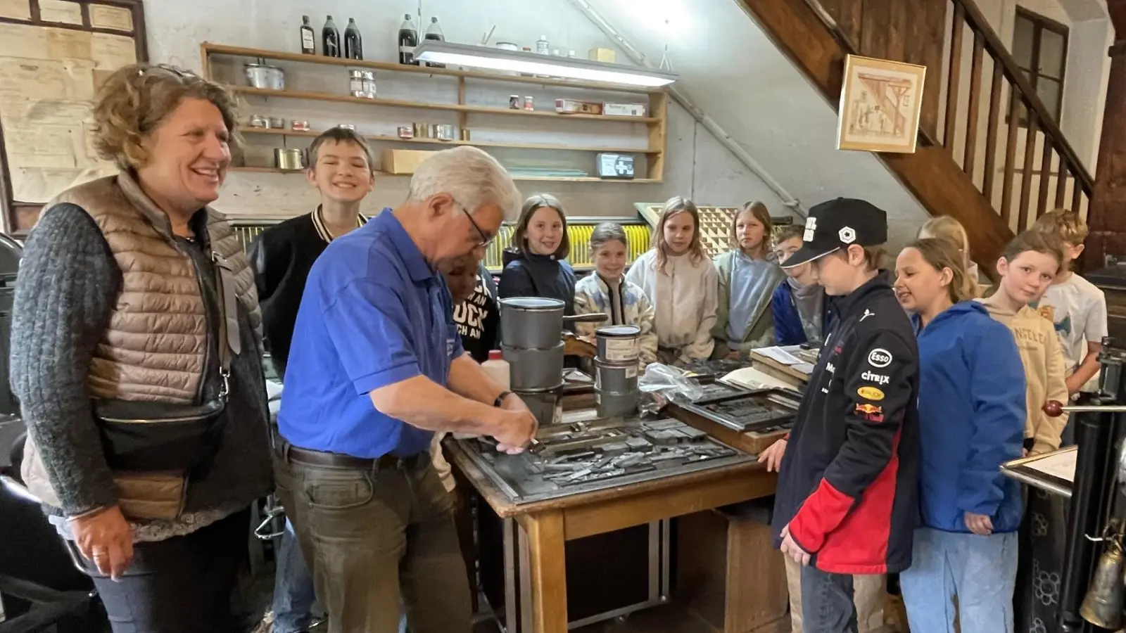 Sonja Kurz (links) und Helmut Spies zeigen den Schülerinnen und Schülern die Arbeit in der Druckerei. (Bild: Maria Müller)
