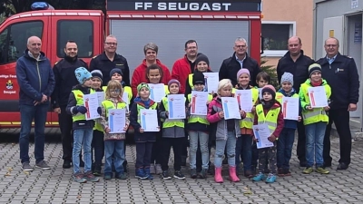 2. Bürgermeister Klaus Siegert, KBI Michael Iberer, KBR Christof Strobl, Simone und Stephan Spörrer, Fachbereichsleitung Kinderfeuerwehr Harald Schmidt, KBM Andreas Luber, 1. Kdt Dieter Graf. (Bild: Simone Spörrer)