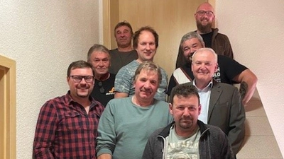 Vorstandschaft mit Jagdvorsteher, Jagdpächter mit Jäger und Bürgermeister.<br> (Bild: Laurin Pinzer)