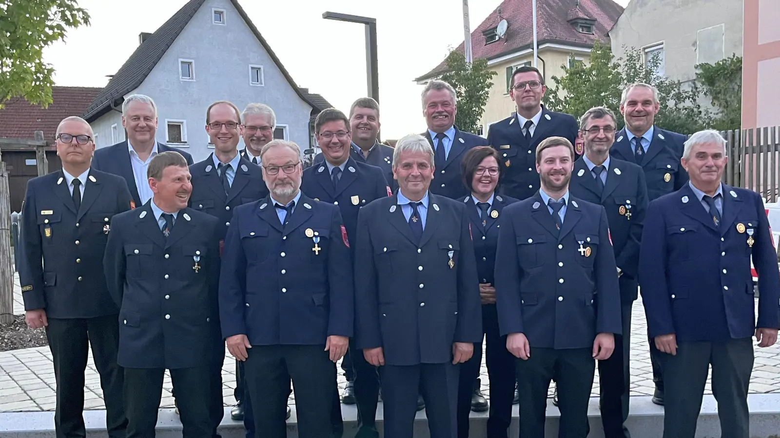 Mit Gold, Silber und Sonderehrenzeichen gratulierten Landrat Richard Reisinger, Bürgermeister Dieter Dehling und die Feuerwehr-Führungskräfte um Kreisbrandrat Christof Strobl verdienten Floriansjüngern zum Jubiläum. (Bild: Martina Beierl)