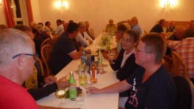 Gutes Essen, edle Tropfen und angeregte Gespräche prägten das ökumenische Weinfest. (Bild: Siegfried Bock)