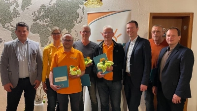 Auf dem Foto von links: Stefan Frühbeißer, Tanja Scherm, Thorsten Neugirg, Rudolf Hartlehnert, Klaus Pühl, Florian Wiedemann, Karlheinz Sehnke und Christian Porsch. (Bild: Tanja Scherm )